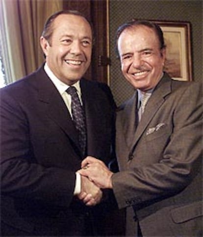 Adolfo Rodriguez Saá recibe a Carlos Menem en la Casa Rosada.