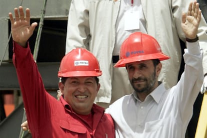 El presidente venezolano, Hugo Chávez (izquierda), y su par iraní, Mahmud Ahmadineyad, en septiembre de 2006 en Venezuela.