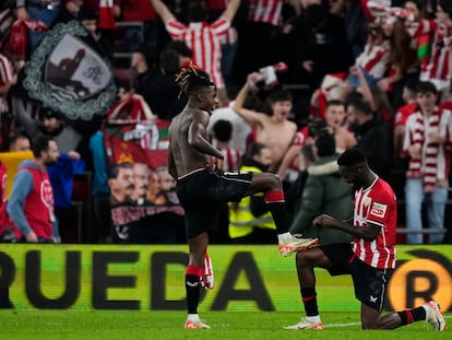 Nico Williams celebrando su gol con su hermano Iñaki.