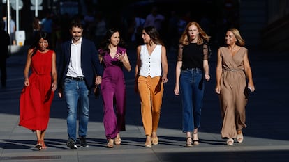 Belarra junto a los diputados Velarde, Sánchez Serna, Verstrynge y Santana y la exministra de Igualdad, Irene Montero.