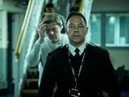 Sean Bean (al fondo) y Stephen Graham en la miniserie 'Condena'.