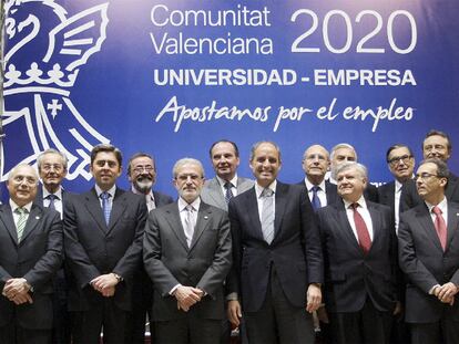 Francisco Camps, con varios integrantes del Consell y los rectores y los empresarios, anoche, en el Palau de la Generalitat.