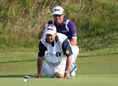 Lee Westwood y su caddie, en el green del 14.