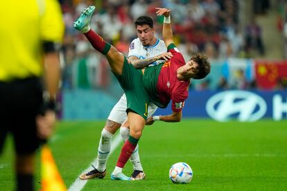 El uruguayo José Giménez pugna por el balón con el portugués Joao Felix.