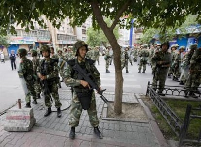 Soldados chinos patrullan las calles de un vecindario uigur en Urumqi.