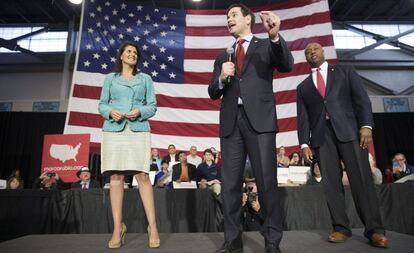 Marco Rubio, escoltado por Haley y Scott, el viernes en North Charleston