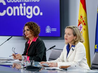 La vicepresidenta primera y ministra de Asuntos Económicos, Nadia Calviño (dcha.), y la ministra de Hacienda, María Jesús Montero.