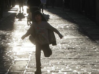 Un niño corre en una calle de Mondragón.