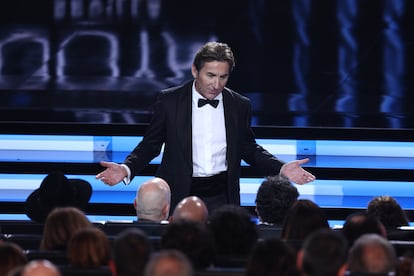 El actor Antonio de la Torre dirige unas palabras a los nominados en el patio de butacas de los Goya 2023.