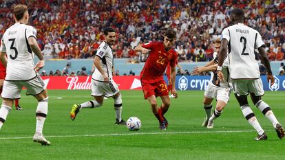 Pedri controla el balón ante Gundogan, Kimmich, Raum y Rudiger en el partido entre España y Alemania el sábado pasado.