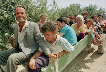 Una familia de refugiados de la minoría étnica albanesa atraviesa las montañas de Prekaze (Kosovo), en 1998.