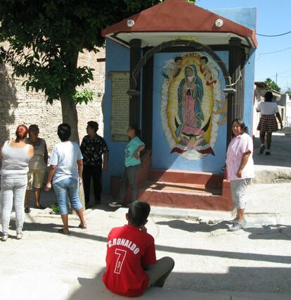 Los vecinos del barrio de Nuevo México se reúnen ante un altar de la Virgen de Guadalupe.