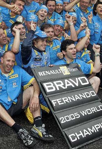 Fernando Alonso mantiene una gran relacin con todo el equipo de mecnicos e ingenieros de Renault, los hombres que han hecho posible que l sea campen del mundo.