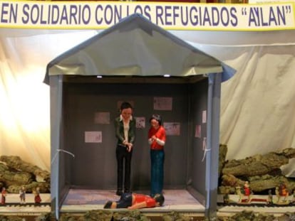 Una mujer observa el belén expuesto en la iglesia de San Anton.