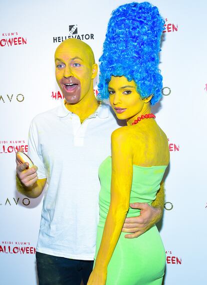 Jeff Magid y Emily Ratajkowsk disfrazados de Los Simpsons en Halloween.