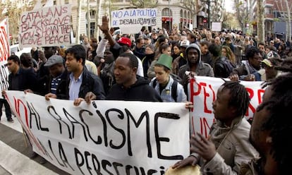 Unas 200 personas protestan en Barcelona contra los desalojos.