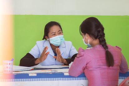 En el mismo hospital del distrito de Namor, en el norte de Laos, el UNFPA apoya un servicio de salud sexual y reproductiva para jóvenes. Pocos acuden a esta consulta, confiesa el director del centro, porque está alejado de los núcleos de población y la gente no se puede costear el desplazamiento. Na, de 27 años, ha venido por recomendación de sus amigas, pues tiene síntomas que indican que podría tener una infección vaginal. La doctora le ha recomendado usar condones hasta obtener los resultados de los análisis de sangre, y los test para el VIH y otras enfermedades de transmisión sexual. 