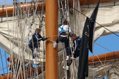 Los marineros suben al mástil del 'Cuauhtémoc', atracado en el Pier 35.