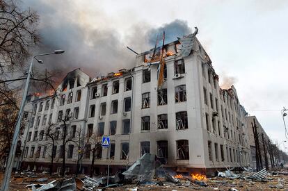 Imagen facilitada por el Servicio Estatal de Emergencia de Ucrania donde se muestra la destrucción de uno de los edificios de la Universidad de Járkov, tras ser atacado este miércoles. Ante la feroz resistencia ucrania tras siete días de ofensiva del ejército ruso, el presidente Vladímir Putin se ha lanzado a intensificar su ataque contra el corazón de las ciudades clave de Ucrania, con armas cada vez más poderosas.