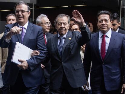 Marcelo Ebrard camina con Muñoz Ledo y Mario Delgado durante su comparecencia en el Congreso.