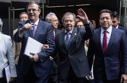 Marcelo Ebrard camina con Muñoz Ledo y Mario Delgado durante su comparecencia en el Congreso.