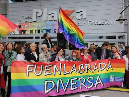 Concentraci&oacute;n en repulsa por la expulsi&oacute;n de una pareja del centro comercial Plaza de la Estaci&oacute;n.