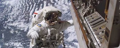 Robert Curbeam, en su segunda caminata para realizar arreglos en la ISS.