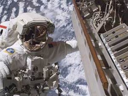 Robert Curbeam, en su segunda caminata para realizar arreglos en la ISS.