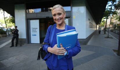 <b>09.40h.</b> Hace casi tres horas que sonó el despertador en casa de Cristina Cifuentes, que aprovechó el alba para contestar los primeros correos electrónicos y repasar sus discursos del día. Cuando faltan veinte minutos para las diez de la mañana, la candidata del PP a la Comunidad de Madrid llega a la sede de Génova. A todo correr. Y sin dejar de leer papeles. Tiene, en apenas veinte minutos, dos entrevistas en la radio.