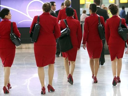 Un grupo de azafatas en el aeropuerto de Londres.