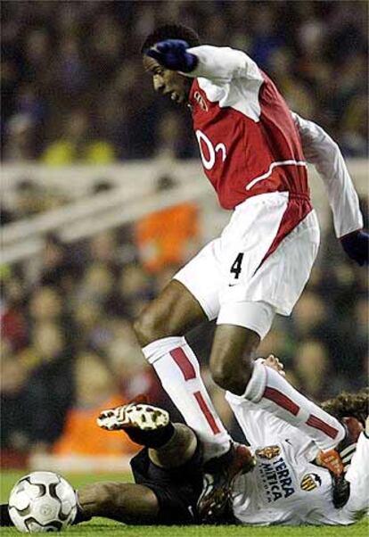 Patrick Vieira, en una jugada contra el Valencia en 2002.