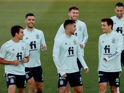 Ferran Torres (centro) bromea con Oyarzabal (derecha) y Reguilón (izquierda). Detrás,  Mikel Merino, Laporte y Busquets.   EFE/Mariscal