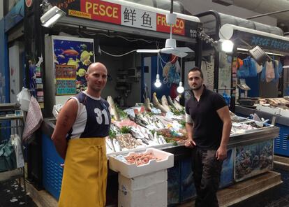 Roma. Un puesto con productos recién traídos del mar en el mercado romano de Esquilino.