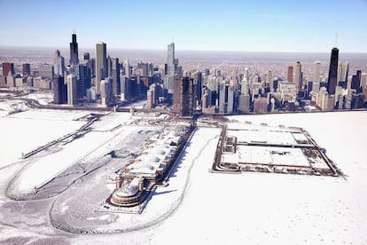 La nieve y el hielo cubren parte del lago Michigan, Chicago, Illinois.