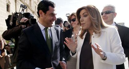 Juan Manuel Moreno y Susana D&iacute;az, en el acto celebrado en el Parlamento.