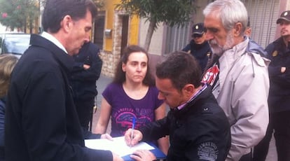 José Manuel Mengíbar firma en presencia de su mujer los papeles del desahucio de su casa.