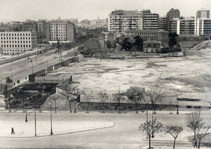 En la imagen, cedida por el blog 'Secretos de Madrid', el solar en los años sesenta. No fue hasta lo década siguiente cuando comenzó a construirse el centro comercial. En el camino, se descartó el teatro de la ópera, lo que quitó sentido a la configuración del espacio interior. Los propietarios de los terrenos, que eran los que tenían que desarrollar el proyecto, “pararon la edificación durante 17 o 18 años, conscientes de que la forma de que la forma de ganar más dinero era esperando a que se revalorizara el terreno”, escribió la periodista Nativel Preciado en un artículo publicado en 'Abc' en 1972.