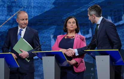 El líder de Fianna Fail, Micheal Martin, la del Sinn Fein, Mary Lou McDonald, y el de Fine Gael y primer ministro, Simon Harris, en un debate televisivo celebrado el 26 de noviembre en Dublín.