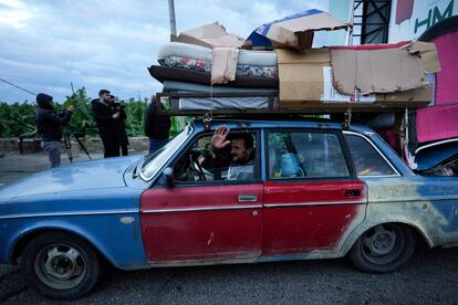 Un hombre que regresa a su aldea saluda mientras a su llegada a Tyre, en el sur del Líbano, este miércoles. 