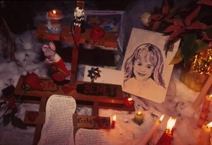 Juguetes en homenaje a JonBenet Ramsey, dejados frente a su casa poco después del crimen.