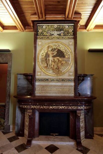 La xemeneia amb el plafó d'Alexandre de Riquer realitzada per Olivares per a Fonollar, avui al Palau Güell.
