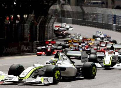 Los dos monoplazas de Brawn, los de Jenson Button y Rubens Barrichello, lideran la carrera al inicio del Gran Premio de Mónaco.