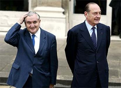 Jean-Pierre Raffarin (a la izquierda) y Jacques Chirac.