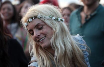 Una mujer disfruta de una actuación en el festival de Gasltonbury. Como cada año, desde los años 70, miles de personas se congregan en esta localidad inglesa para asistir a uno de los festivales de música más importantes y que marca el inicio de la temporada estival.