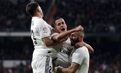 Reguilón, Lucas y Benzema celebran el segundo gol del Madrid.