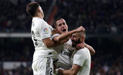 Reguilón, Lucas y Benzema celebran el segundo gol del Madrid. 