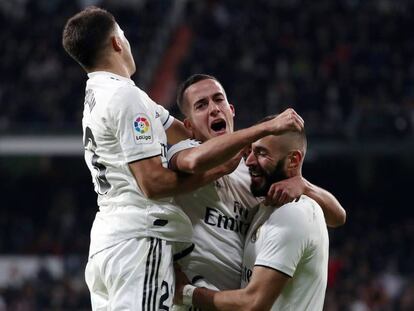 Reguilón, Lucas y Benzema celebran el segundo gol del Madrid. 
