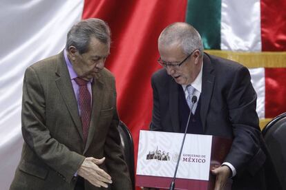 Muñoz Ledo recibe del Secretario de Hacienda, Carlos Urzúa, el paquete económico de 2019.
