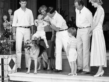 La foto de la familia real española y la británica en el palacio de Marivent, en el verano de 1986. Los ahora reyes Carlos III y Felipe VI compartían entonces que eran príncipes herederos y que calzaban náuticos.