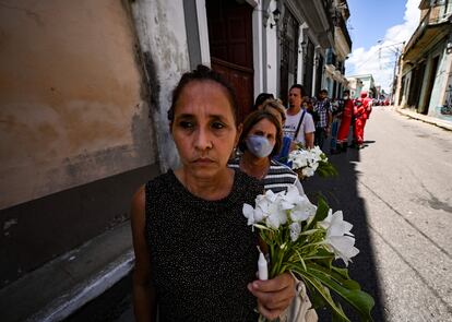 Muchos de los que fueron asistieron en silencio, algunos con su uniforme de trabajo y otros con flores en la mano. La fila no cesó en las siete horas de honras fúnebres en el Museo de los Bomberos de Matanzas, a pesar de la fuerte tormenta que hubo a primera hora de la tarde.